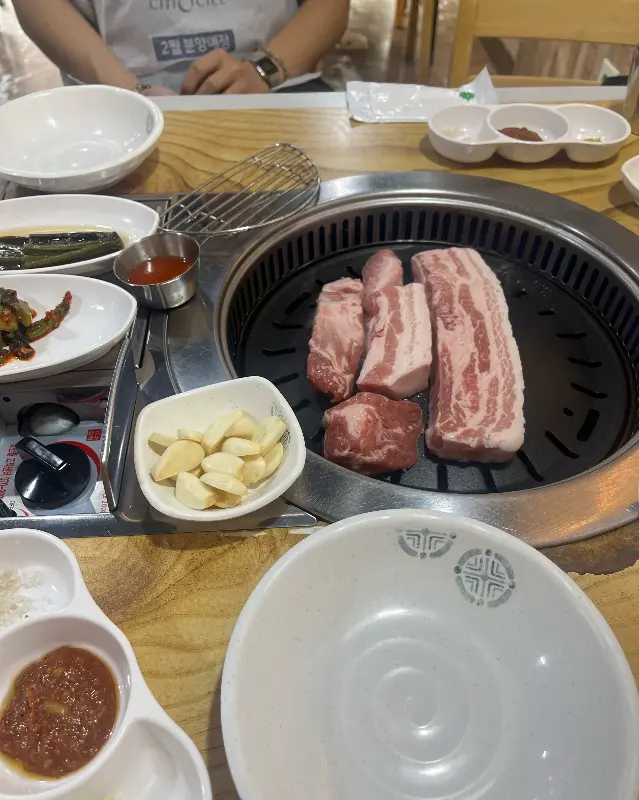 불판 위에 올려진 신선한 삼겹살