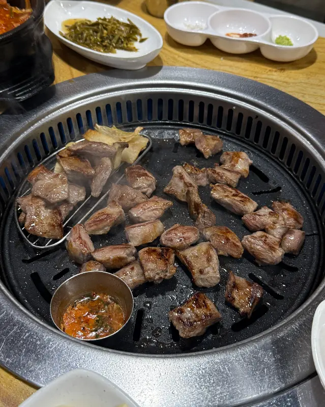 불판 위에서 맛있게 구워지는 삼겹살