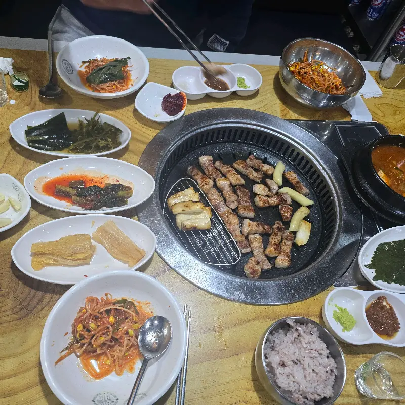 푸짐하게 차려진 삼겹살 한 상