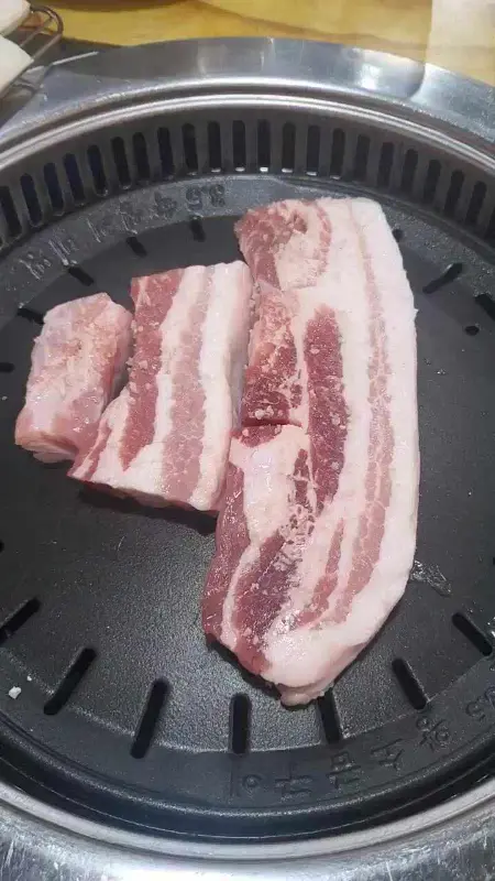 불판 위에 올려진 삼겹살