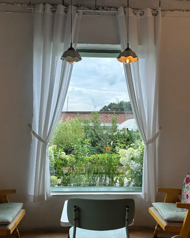 창밖으로 보이는 푸르른 정원