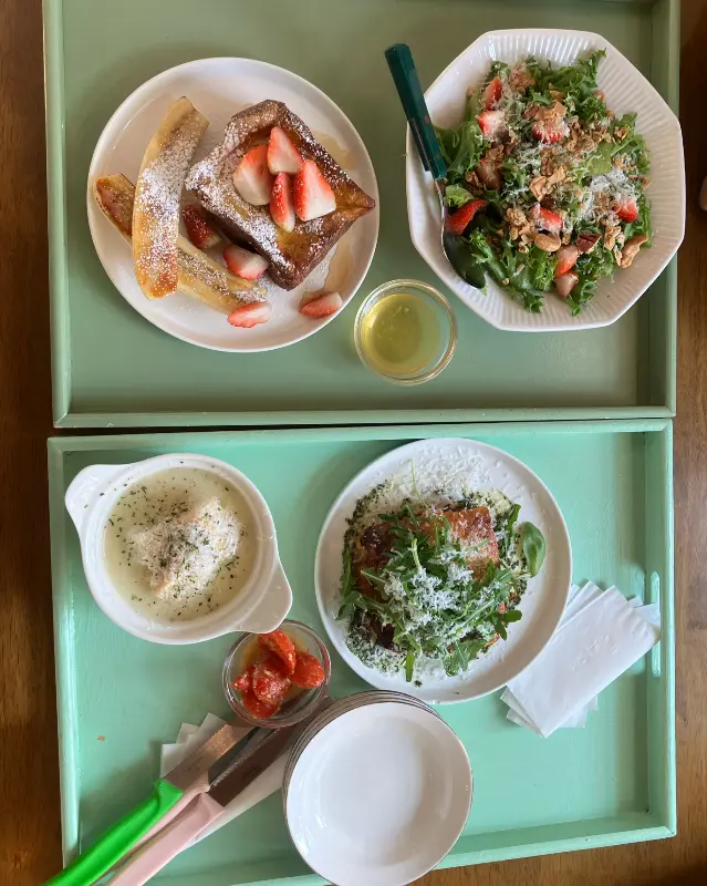 정갈하게 차려진 브런치 메뉴