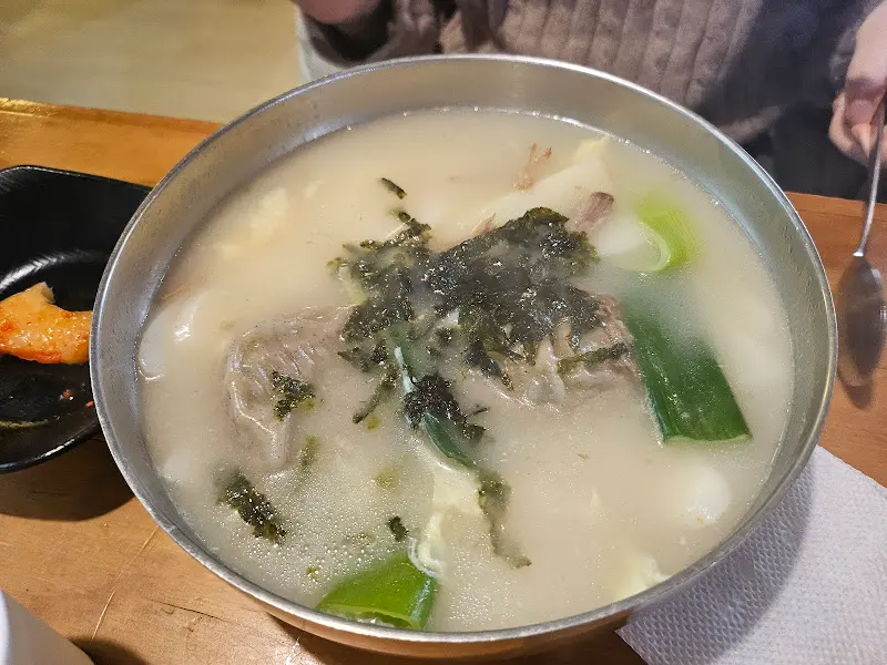 수라전통육개장의 사골 떡만두국