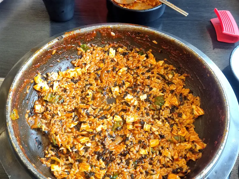 테이블 위에 놓인 닭볶음탕. 붉은 색감이 식욕을 자극한다.