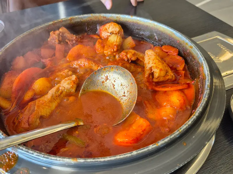 닭볶음탕이 끓고 있는 모습. 붉은 국물이 인상적이다.