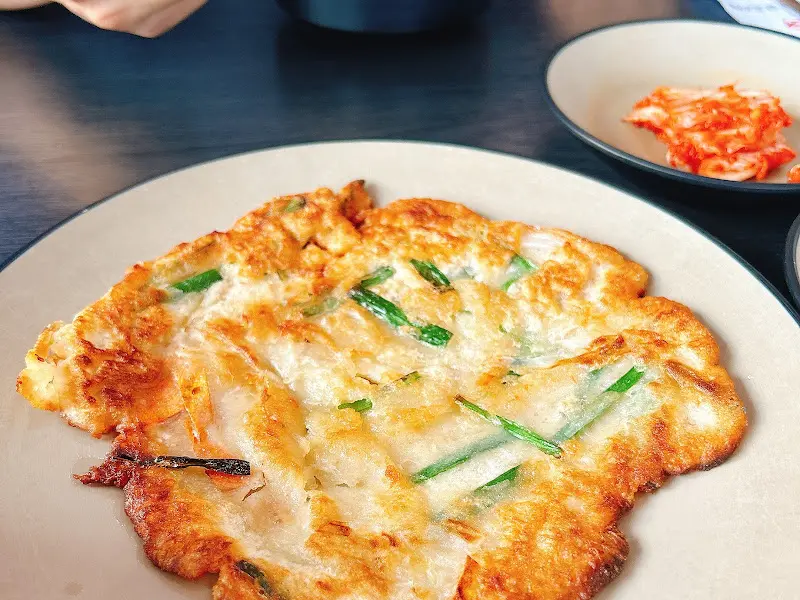 기본 반찬으로 제공되는 부침개. 얇고 바삭하게 구워져 나온다.