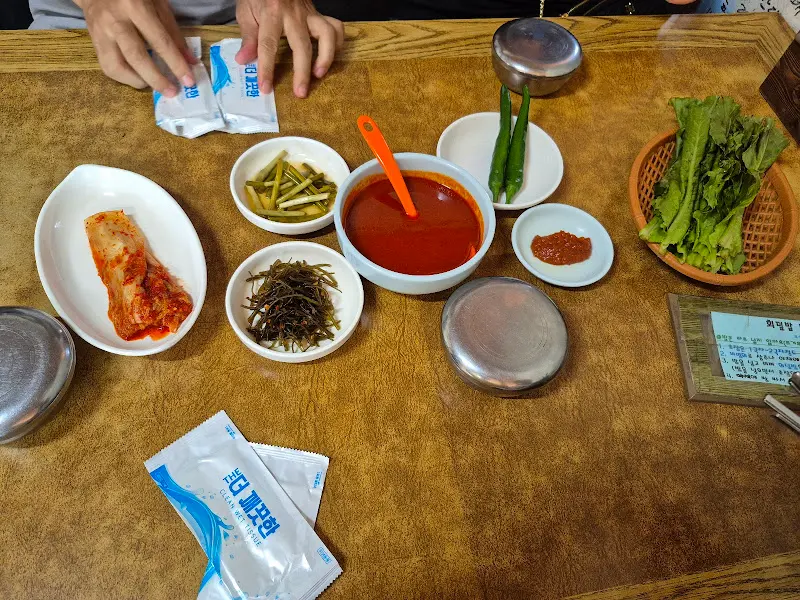 푸짐한 회덮밥 한상차림