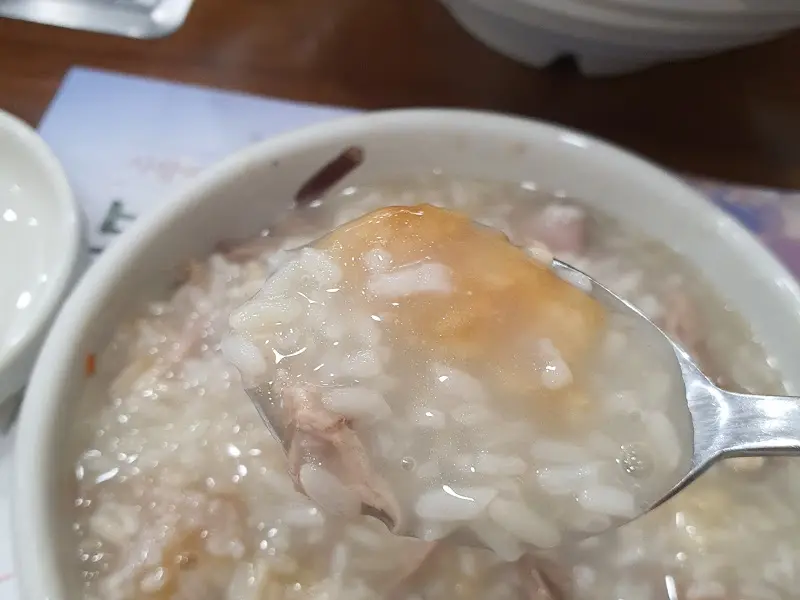 능이버섯 백숙탕에 찹쌀밥을 넣어 끓인 죽