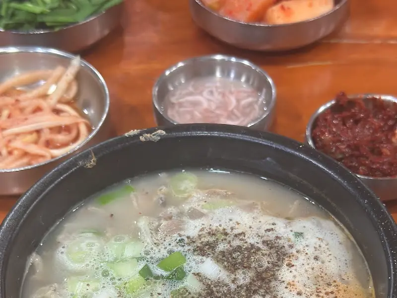 순대국과 함께 제공되는 다양한 밑반찬