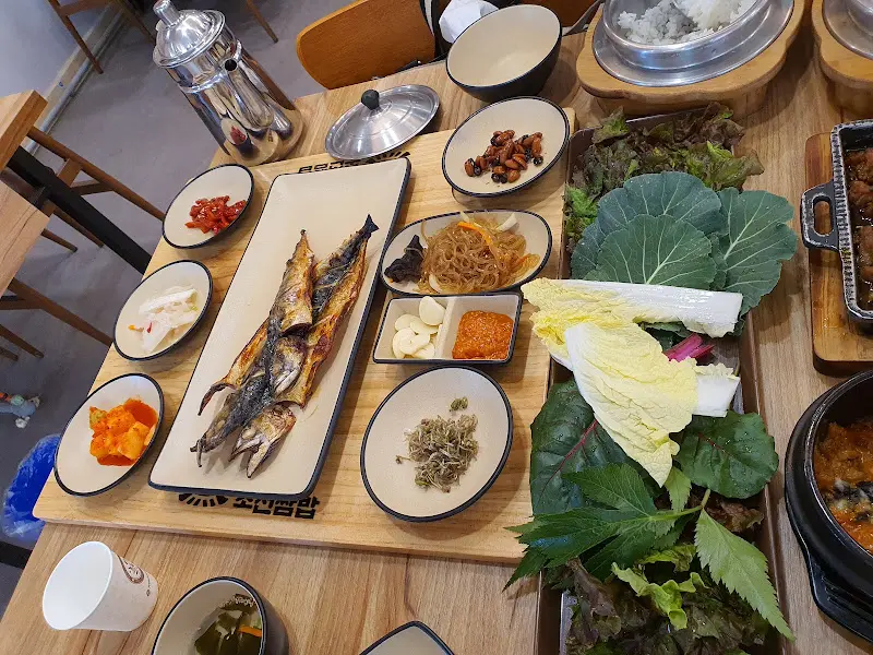 푸짐하게 차려진 쌈밥 정식 한 상