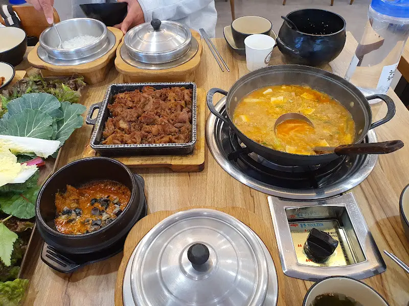 테이블 가득 차려진 쌈밥 정식