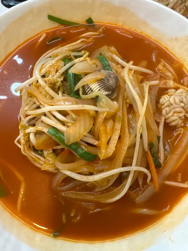 꼬막짬뽕의 면과 꼬막, 야채 고명이 풍성하게 담겨있는 모습