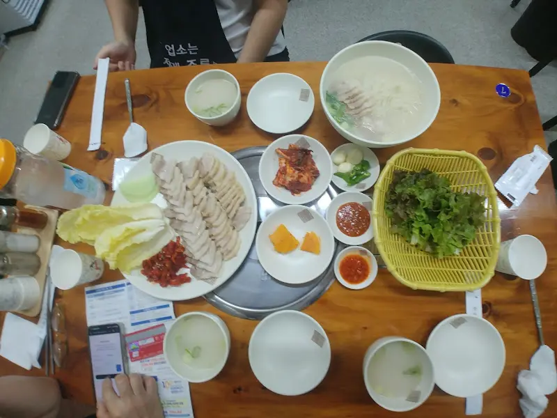 푸짐하게 차려진 보쌈 한 상 차림