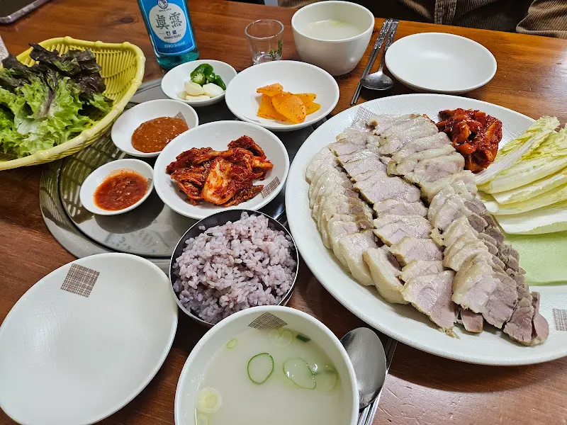 정갈하게 차려진 보쌈 한 상