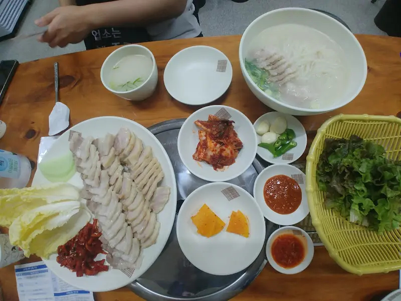 푸짐한 보쌈과 국수 한 상 차림