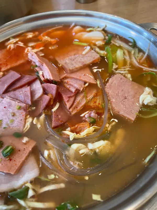 다양한 햄이 가득한 부대전골