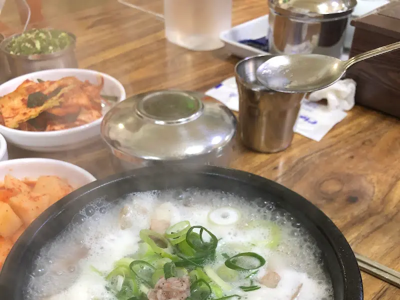 뽀얀 국물이 인상적인 돼지국밥