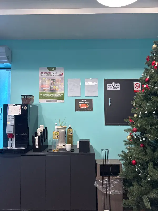 정갈하게 놓여있는 커피 머신과 정수기