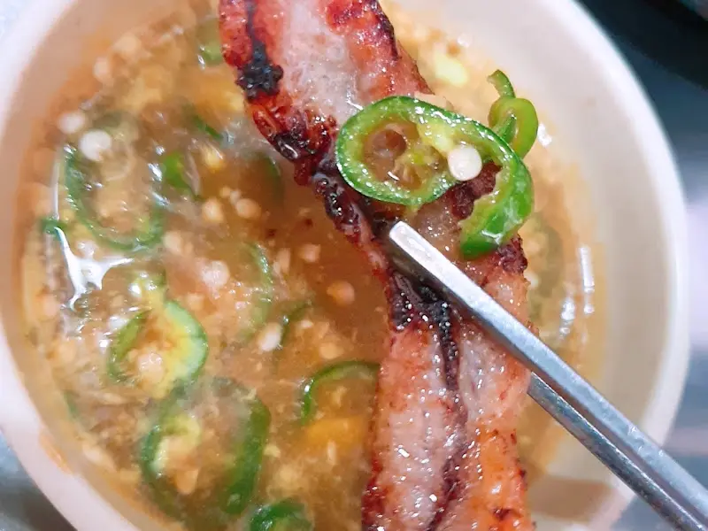 윤대감 등갈비의 매콤한 소스에 찍어 먹는 등갈비