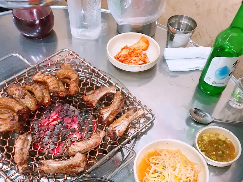 숯불 위에서 맛있게 익어가는 윤대감 등갈비