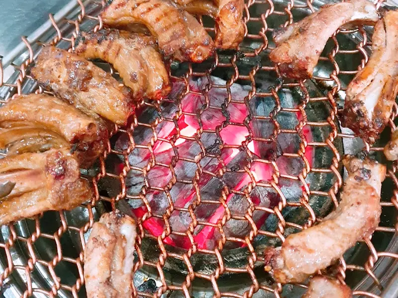 윤대감 등갈비의 숯불 향이 가득한 양념구이