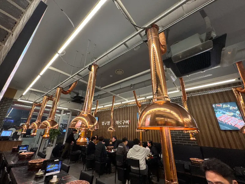 깔끔하고 넓은 매장 내부