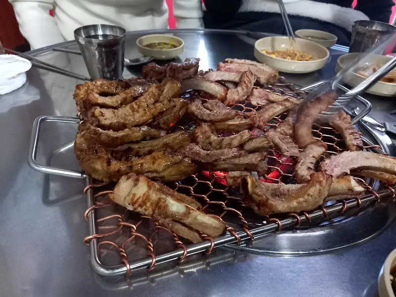 윤대감 등갈비에서 맛있는 식사를 즐기는 사람들