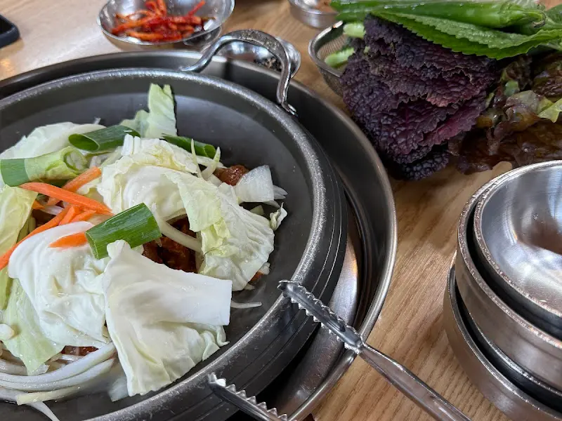 푸짐한 쌈 채소와 반찬