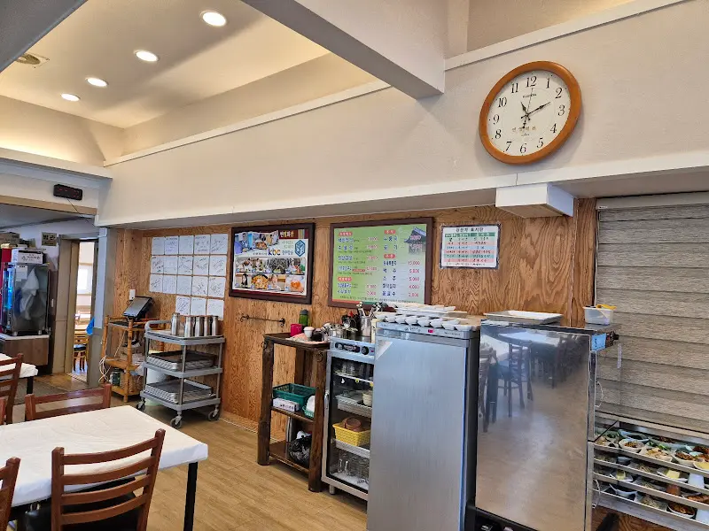 번영회관의 다양한 반찬들