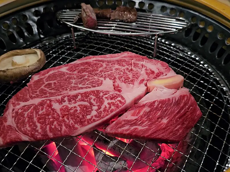 숯불 위에 올려진 한우