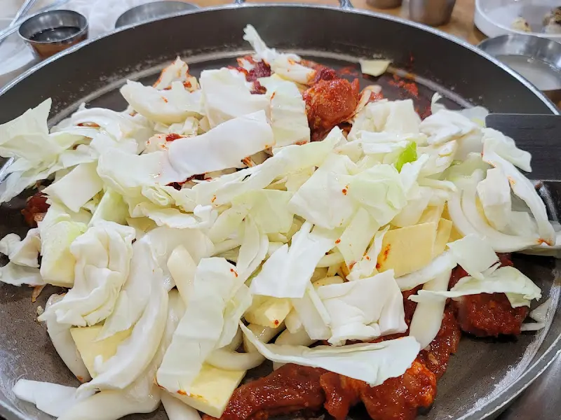 양념된 닭고기가 철판 위에 올려진 모습