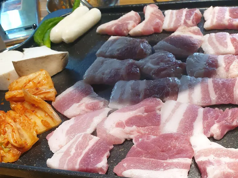 삼겹살과 함께 구워먹는 김치, 버섯, 떡