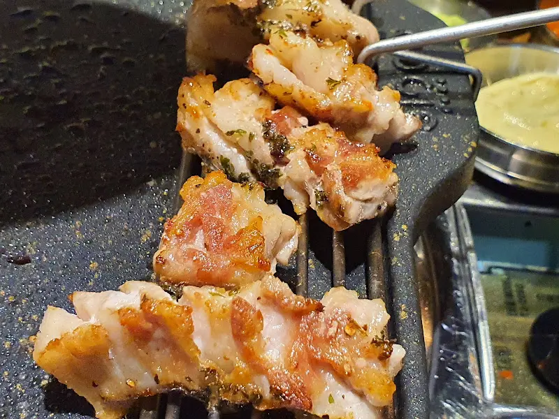 노릇하게 구워진 삼겹살 근접샷