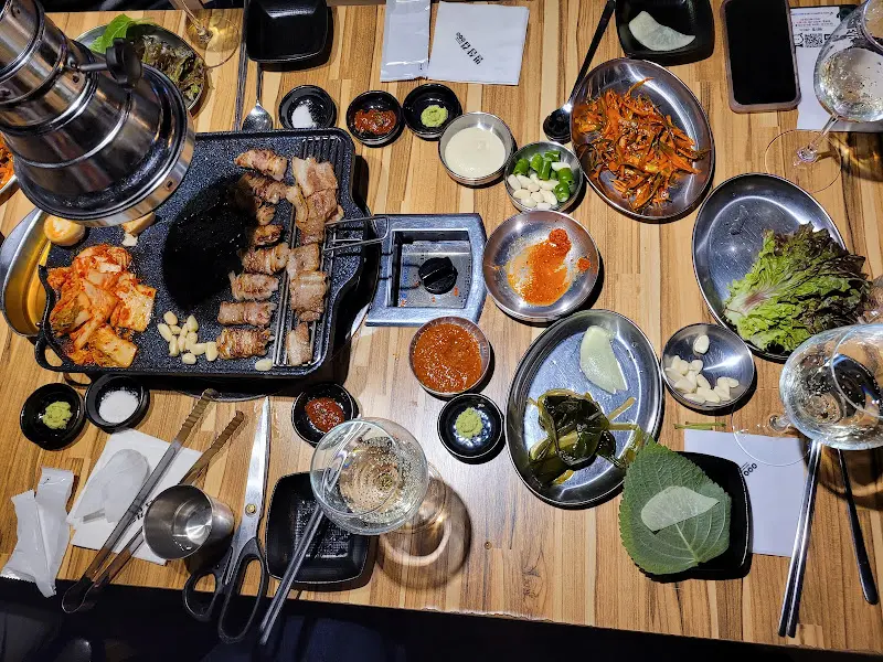 테이블 가득 차려진 삼겹살 한 상 차림