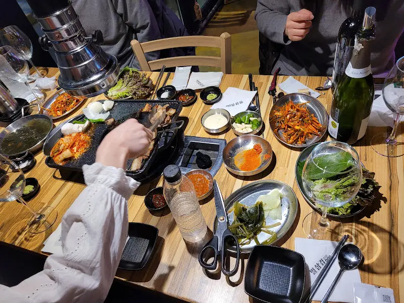 다양한 쌈 채소와 삼겹살