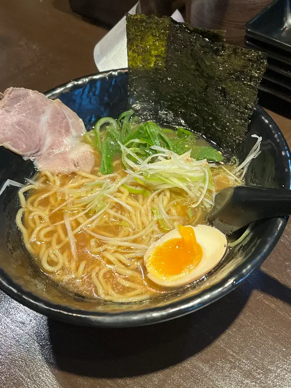 다양한 토핑이 올라간 라멘