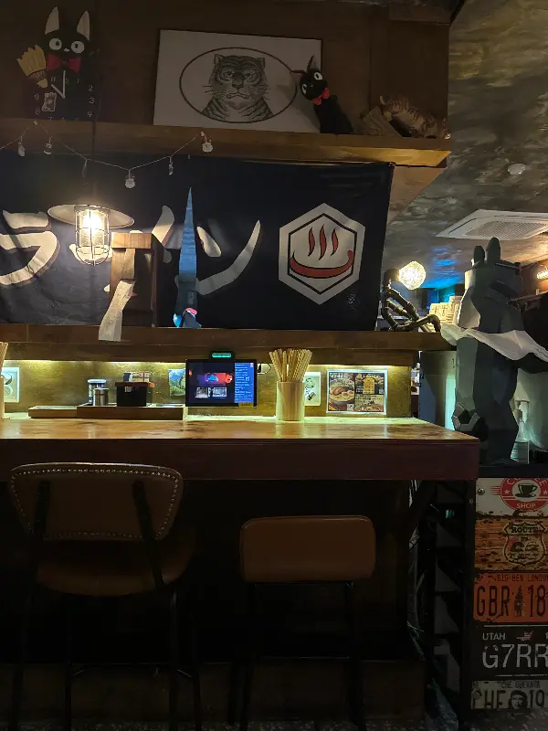 아늑하고 감각적인 분위기의 겐쇼심야라멘 내부