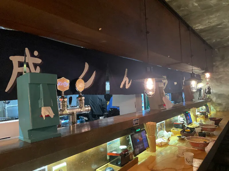 겐쇼심야라멘의 바 테이블과 주방