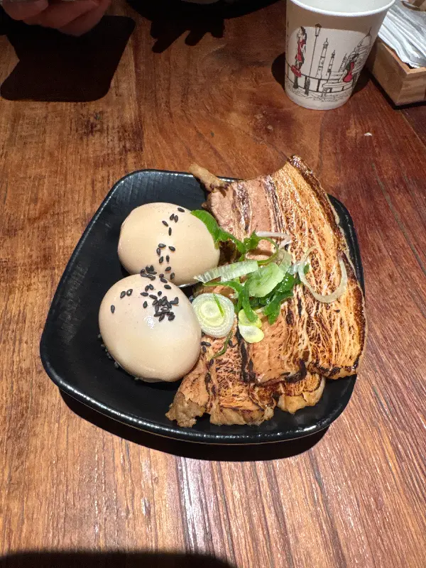 곁들임 메뉴로 좋은 차슈와 계란