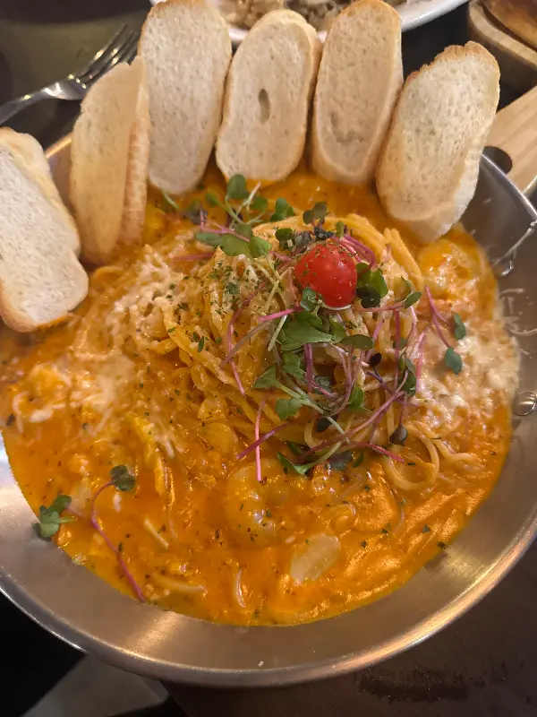 매콤한 향이 코를 자극하는 새우 오이스터 파스타