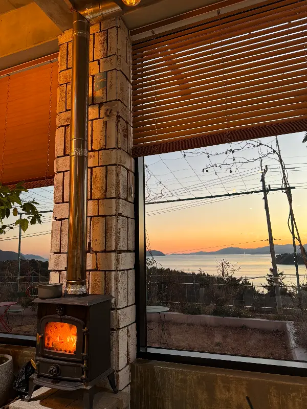 카페 창밖 노을 풍경