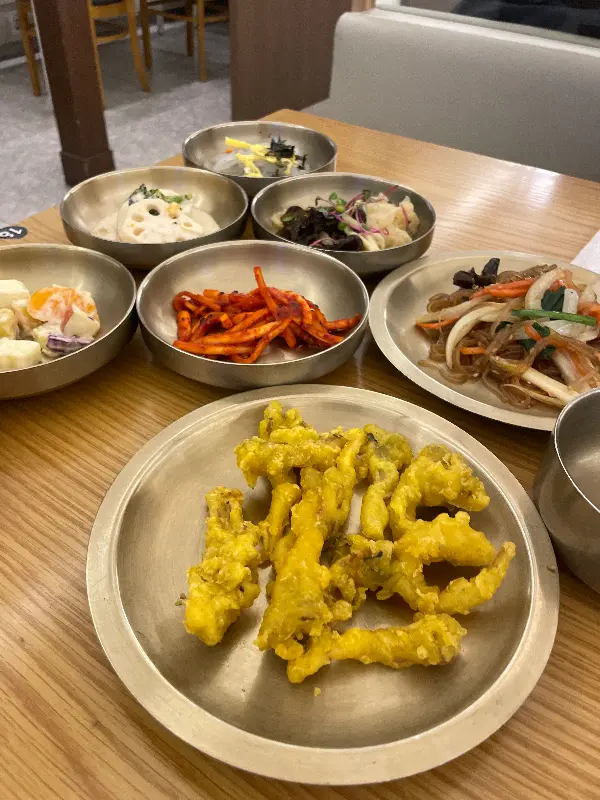 정갈하게 담겨 나온 반찬들