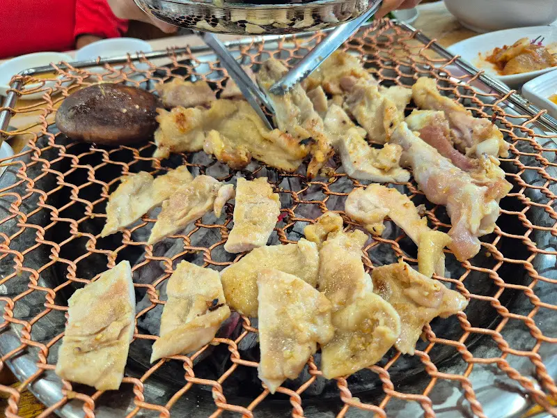 숯불에 구워지는 닭갈비