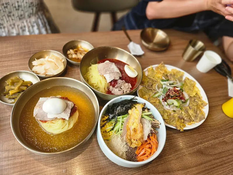 푸짐하게 차려진 한 상