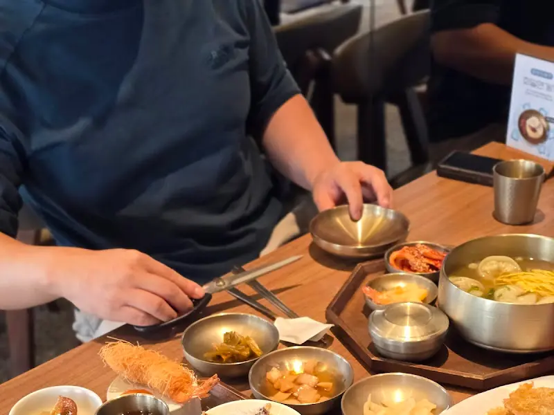 정갈하게 놓인 식기