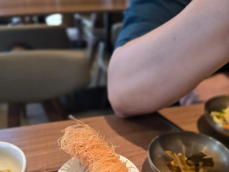 육전을 맛보는 모습