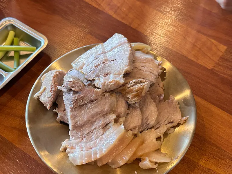 윤기가 흐르는 수육