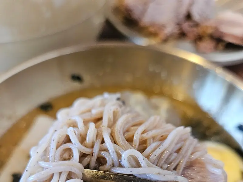 막국수와 수육의 환상적인 조합