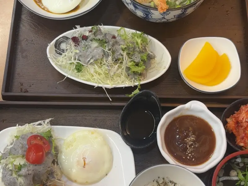 정갈하게 차려진 붓카케 우동 정식 한 상