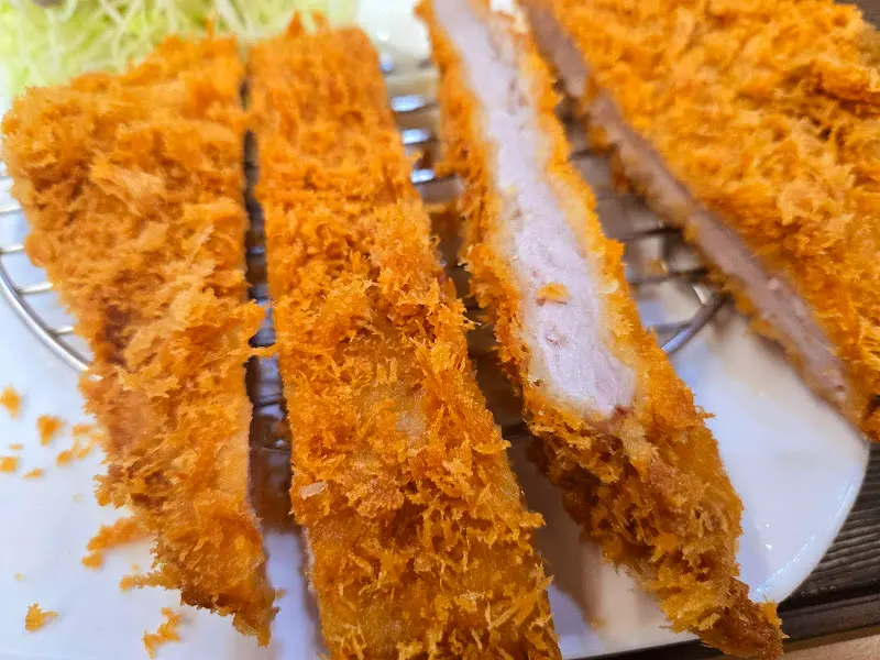 두툼한 두께를 자랑하는 돈가스 단면